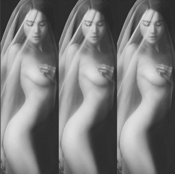 Xem trọn bộ 25+ ảnh nude táo bạo của Ngọc Trinh