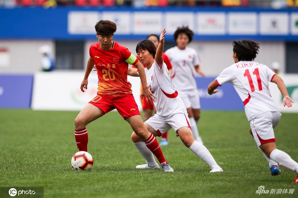 China Women's Football - 中国女足 on Twitter: "🎥 | Zhang Rui levels the scoring for China with a low shot in the edge of the box. Good finish by the captain! 🇨🇳🇰🇵 #
